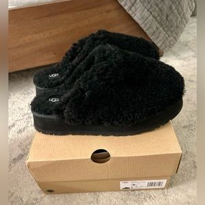 WORN ONCE- UGG platform sherpa slippers